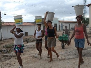 Casal relata dificuldade de abastecimento na região da Bacia Leiteira