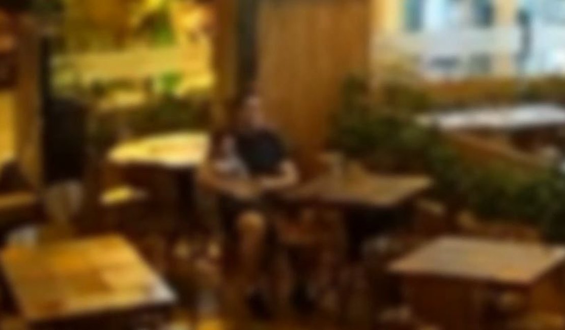 Vídeo registra momento em que turista argentino agride filho de dois anos em pizzaria de Maceió