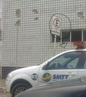 Assim como a PM, viaturas da SMTT tem autorização para estacionar em local proibido