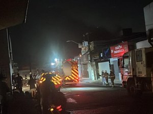Incêndio atinge loja de alto falantes na madrugada desta sexta (29) em Arapiraca
