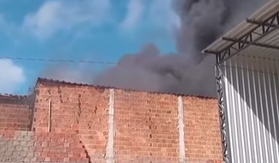 Incêndio destrói fábrica de estofados no bairro Canafístula, em Arapiraca
