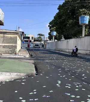 [Vídeo] Ruas de Arapiraca amanhecem cheias de lixo neste domingo de eleição