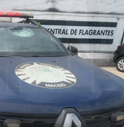 Homem em surto ameaça funcionários de Caps e danifica viatura da Guarda Municipal