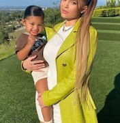 Kylie Jenner mostra primeiro dia de escola da filha