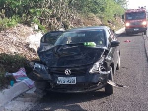 Colisão entre carros de passeio deixa três feridos em Delmiro