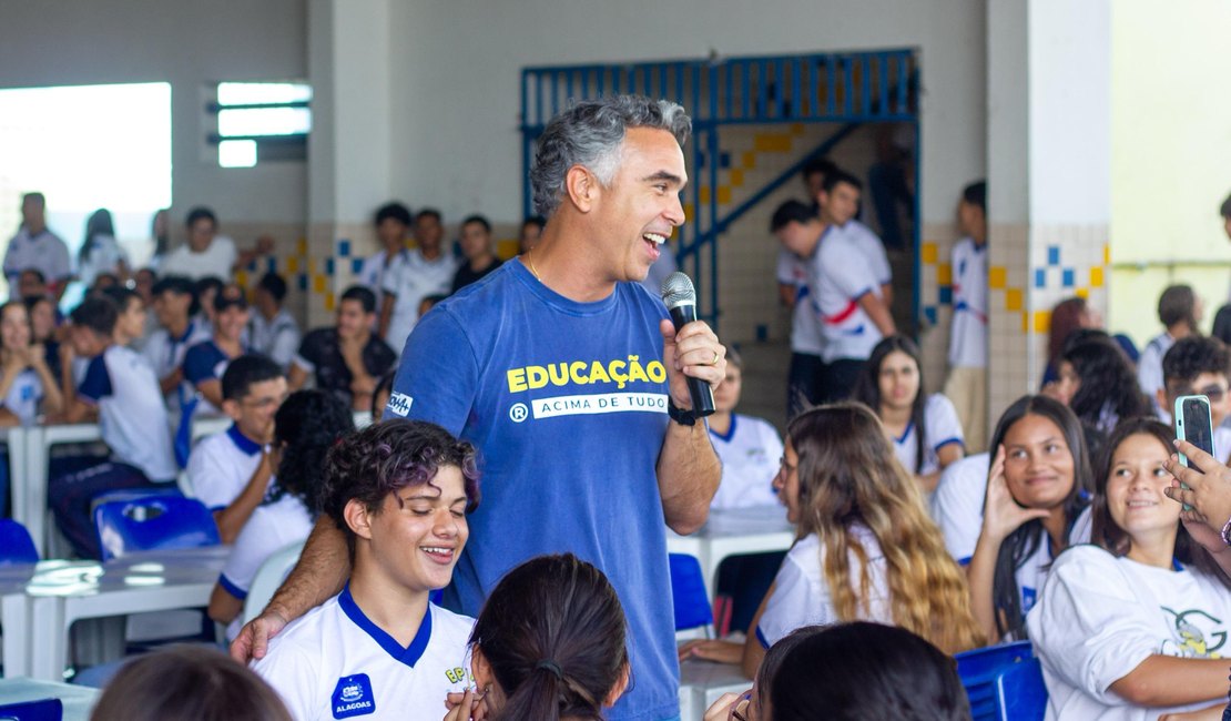 Programa Pé de Meia começa a pagar benefícios a estudantes