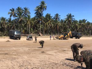 59º BI Mtz intensifica ações de retirada de manchas de óleo nas praias de AL