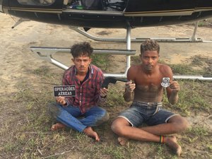 Dupla suspeita de assaltos é detida com simulacro de arma de fogo