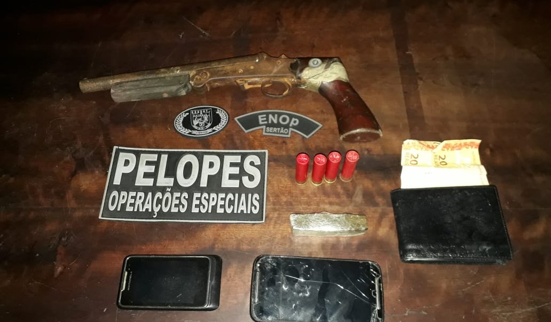 Espingarda e munições foram encontradas dentro de uma residência em Arapiraca