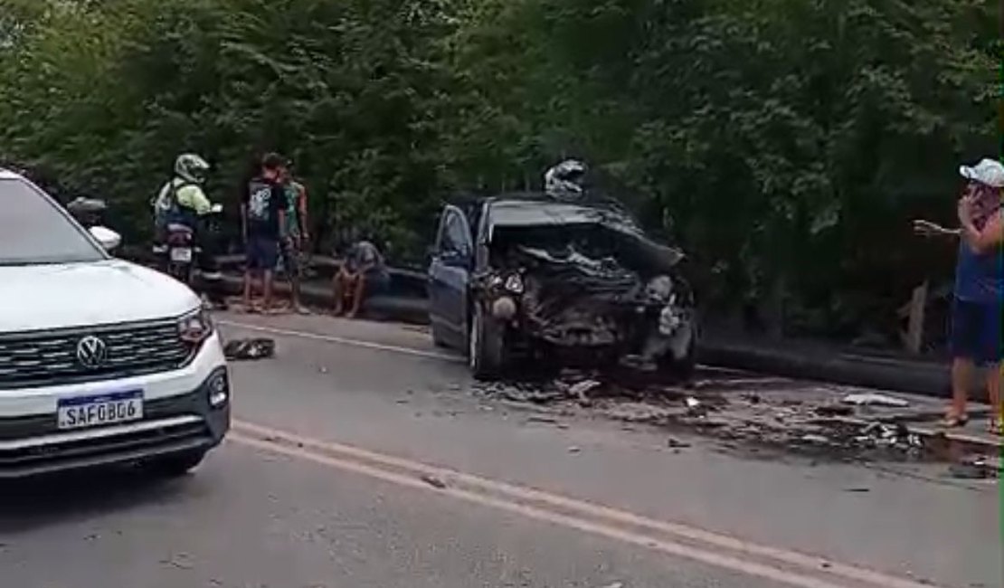 Colisão frontal entre carros causa vazamento de combustível e mobiliza bombeiros na Pescaria