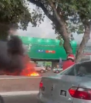 [Vídeo] Moradores da Santa Lúcia voltam a protestar contra a falta de água e bloqueiam avenida