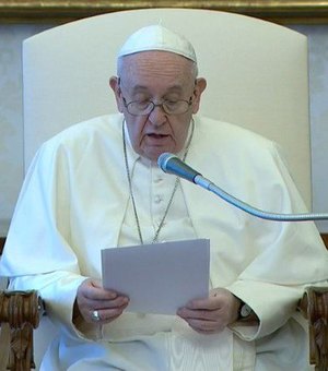 Em vigília de Páscoa, papa diz esperar renascimento pós-pandemia
