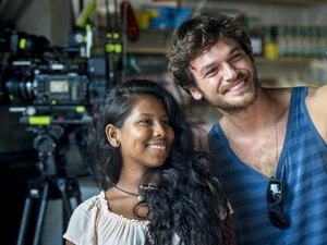 Emílio Dantas machuca dedo em gravação de nova novela da Globo na Bahia