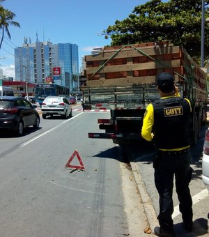 Caminhão é removido por estacionamento irregular na orla de Jatiúca