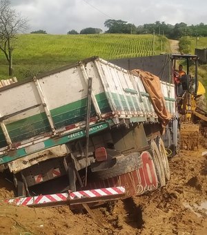 Dois caminhões carregados com cerâmica atolam em estrada na zona rural de Palmeira