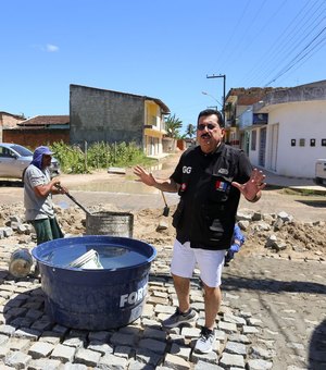 Prefeito Gilberto Gonçalves vistoria obras de drenagem e pavimentação no Conjunto Asa dos Ventos