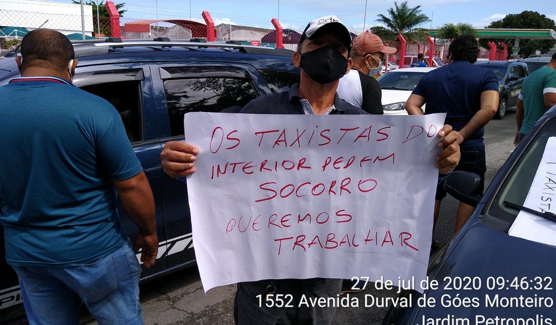 Taxistas do interior fazem protesto em Maceió pela volta das atividades