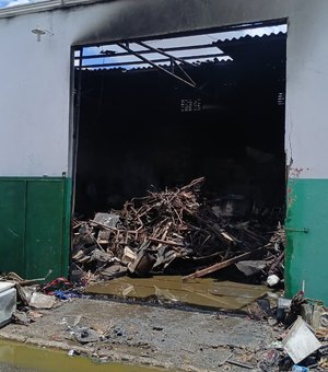 Incêndio destrói estabelecimento de sucata na cidade de Arapiraca