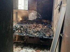 Dona de casa que teve residência incendiada em Arapiraca faz apelo para recuperar o que perdeu
