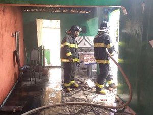 [Vídeo] Incêndio atinge telhado de residência no Agreste