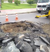 Cratera aberta em frente ao Shopping Parque Maceió  complica trânsito na região