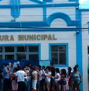[Vídeo] Estudantes impedem entrada de funcionários na Prefeitura de Pão de Açúcar