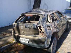 Perseguição policial acaba com carro capotado no Benedito Bentes