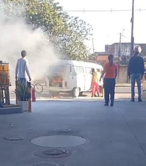 Kombi pega fogo durante abastecimento em posto de combustíveis em Rio Largo