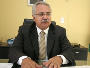 Candidato é obrigado a retirar ofensas a Rogério Teófilo de guia eleitoral
