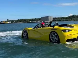 'Carro de luxo' aquático aparece em praia e imagens viralizaram