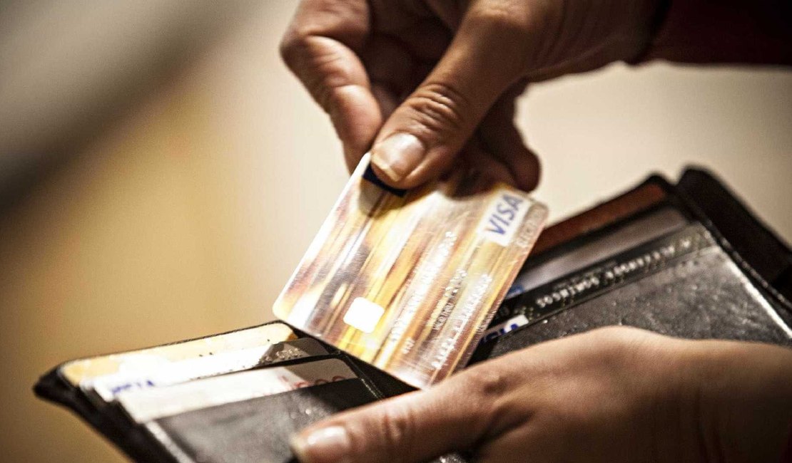 Brasil tem taxa de juros do cartão de crédito mais alta do mundo
