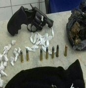 Arma, drogas e munições são encontradas com jovem