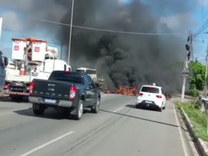 [Vídeo] Moradores cobram quebra-molas ou semáforo e interditam a rodovia AL-220 em Arapiraca