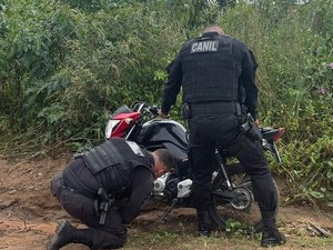 Polícia apreende moto adulterada perto de matagal em Arapiraca