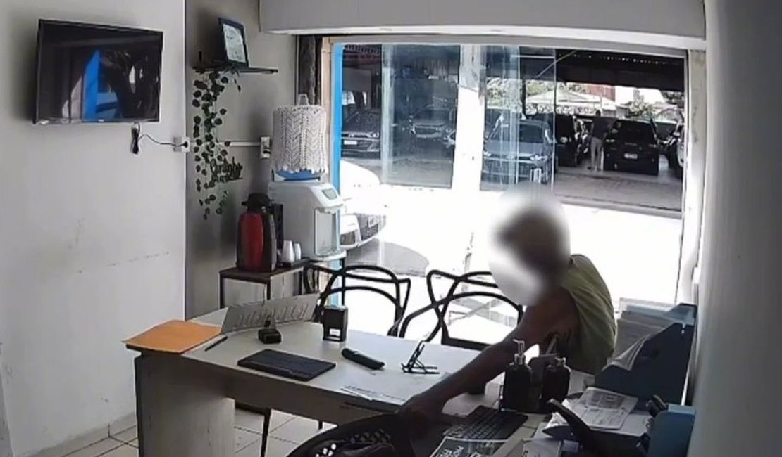 [Vídeo] Idoso suspeito de furtar comércios é preso em flagrante em Palmeira dos Índios