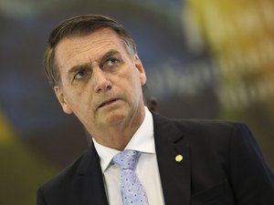 Bolsonaro muda rota após prisão de militar com droga e para em Lisboa