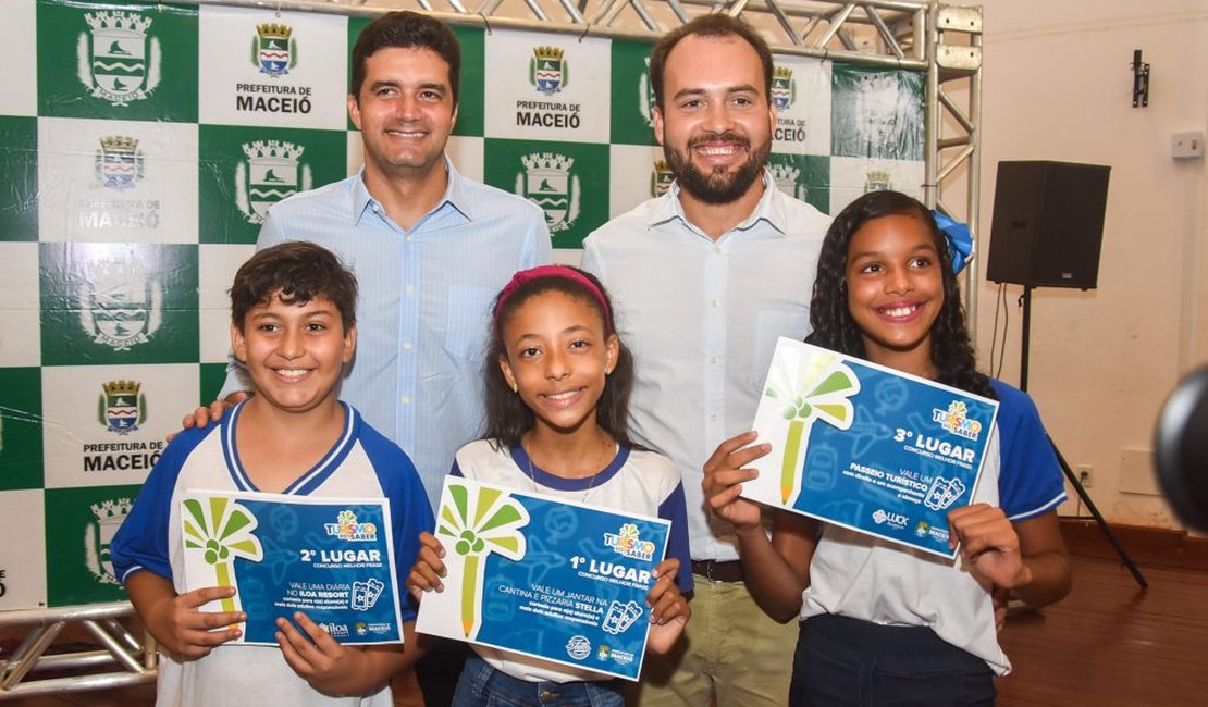 Prefeito Rui Palmeira entrega prêmio Turismo do Saber na Escola
