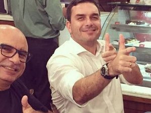 Queiroz ajudou esposa de Flávio Bolsonaro a quitar cobertura, diz MPRJ