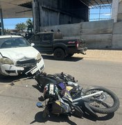 Colisão entre veículos deixa motociclista ferida em avenida de Arapiraca