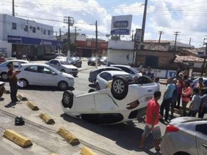 Após colisão entre veículos, carro capota no bairro do Poço