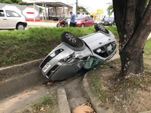 Carro capota e deixa homem ferido na Avenida Durval de Góes Monteiro