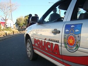 Homem é flagrado com faca durante abordagem policial em Maribondo