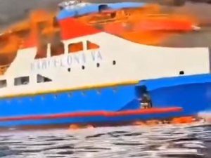 Passageiros são resgatados de incêndio em balsa na Indonésia