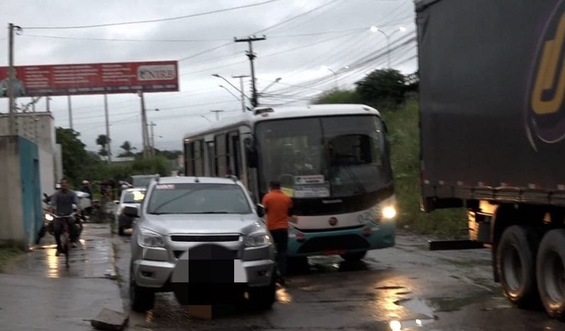 [Vídeo] Veículos estacionados em lados opostos de rua no Bairro Planalto causam transtornos no trânsito
