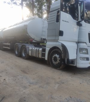 Polícia recupera em Flexeiras carreta roubada com carga de combustíveis