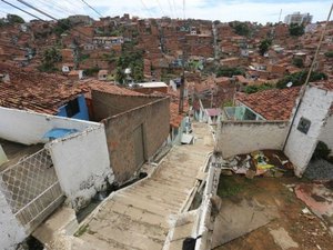 Suspeito é preso por tráfico após tentativa de fuga na Grota do Cigano, em Maceió