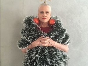 Vera Holtz se fantasia de árvore de Natal e faz sucesso na web
