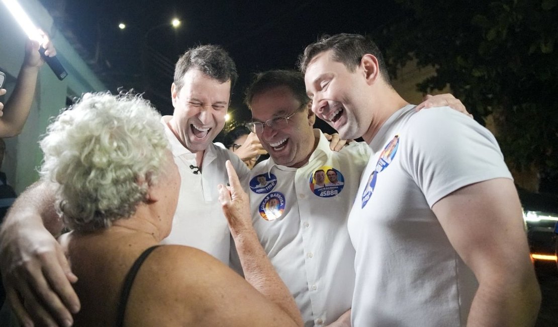 Daniel, Lucas e Luciano arrastam multidão pelas ruas do Manoel Teles