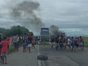 Indígenas fecham rodovia federal em Porto Real do Colégio em protesto por benefício social