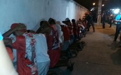 Membros de torcida organizada fazem arrastão em frente à Central de Flagrantes